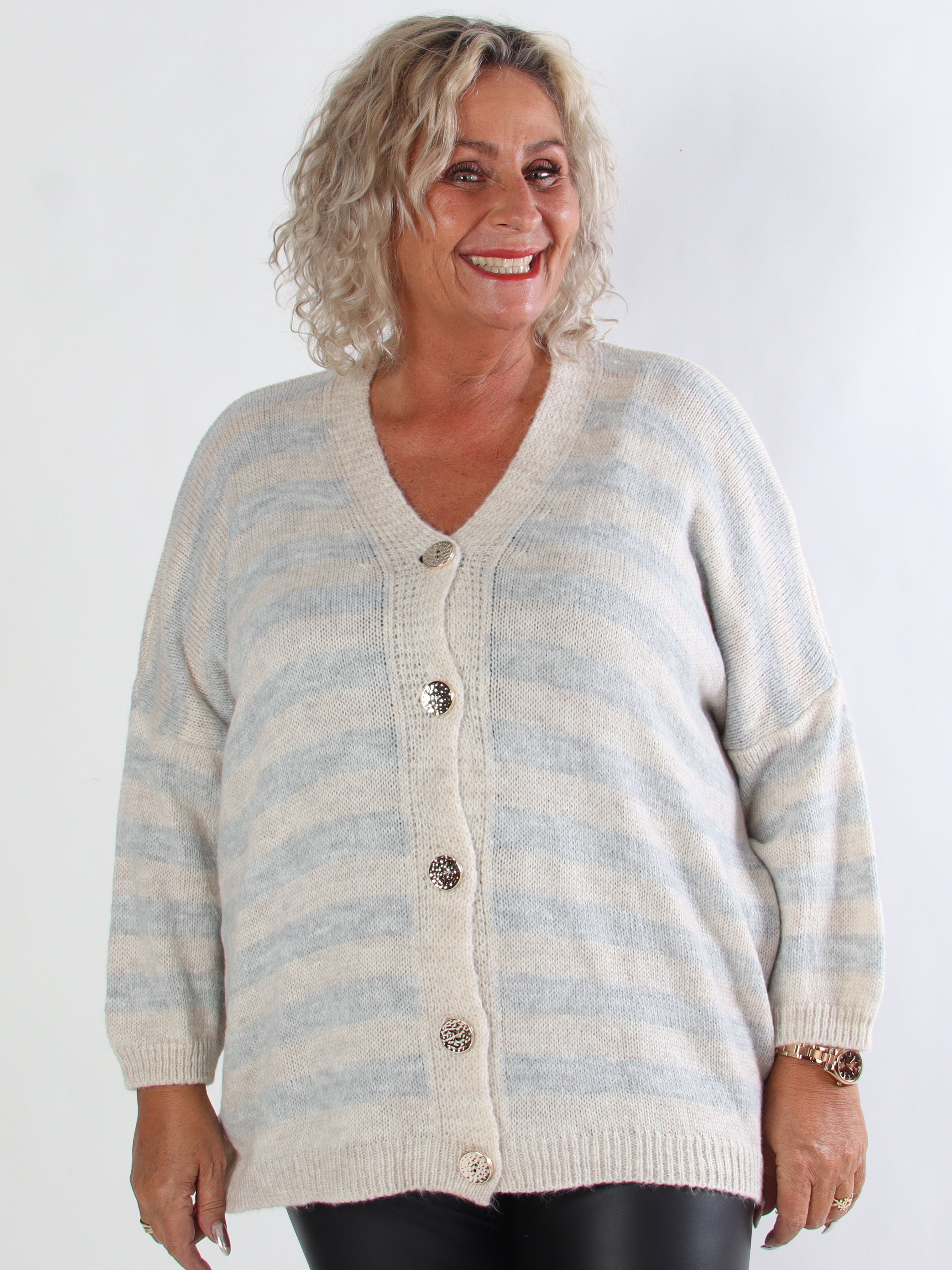 Parker - Randig stickad plus size kofta med stora guldknappar